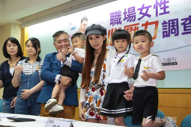 20180508-1111人力銀行副總經理何啟聖(左3)8日召開「職場女性身心壓力調查」記者會。(顏麟宇攝) 20180508-1111人力銀行副總經理何啟聖(左3)8日召開「職場女性身心壓力調查」記者會。(顏麟宇攝)