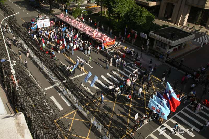 20180510-反年改團體八百壯士10日下午，仍守在立法院外。（陳明仁攝）