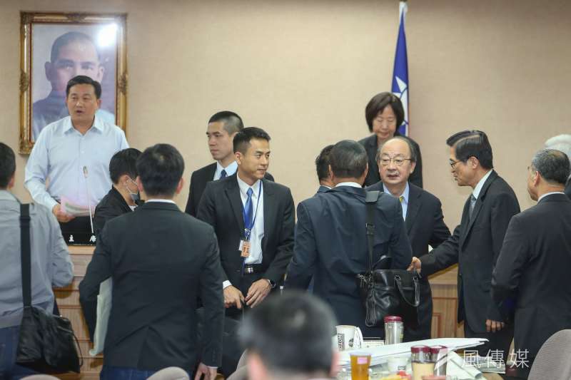20180510-立法院,軍人年金改革草案二天一夜馬拉松式逐條討論後,完成送出委員會,國防部長嚴德發(右二)等向民進黨黨團總召柯建銘(右三)致謝意。(陳明仁攝) 20180510-立法院,軍人年金改革草案二天一夜馬拉松式逐條討論後,完成送出委員會,國防部長嚴德發(右二)等向民進黨黨團總召柯建銘(右三)致謝意。(陳明仁攝)