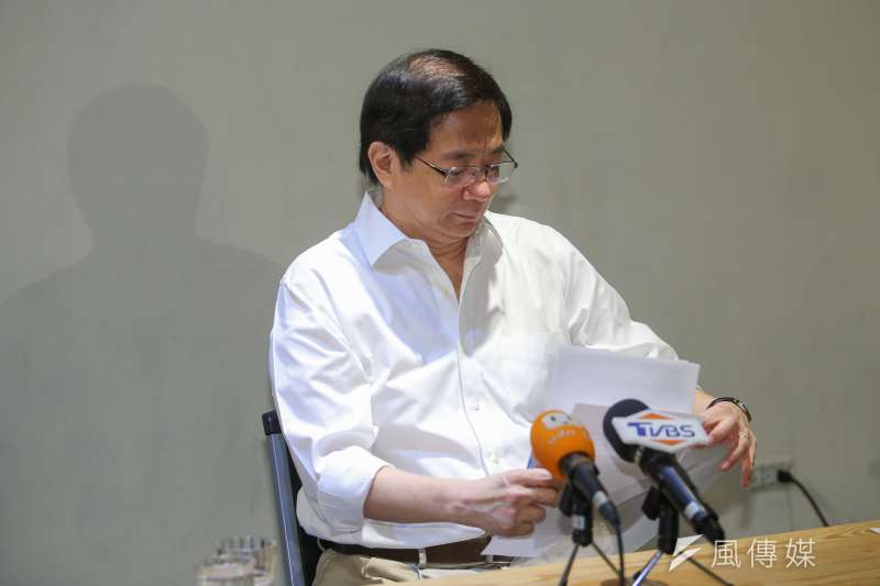 20180513-身陷台大校長遴選風波的管中閔與媒體茶敘,在記者會中他全程態度嚴謹,訴求理性面對,他認為蔡英文總統應了解整件風波背後有一隻黑手。(陳明仁攝) 20180513-身陷台大校長遴選風波的管中閔與媒體茶敘,在記者會中他全程態度嚴謹,訴求理性面對,他認為蔡英文總統應了解整件風波背後有一隻黑手。(陳明仁攝)
