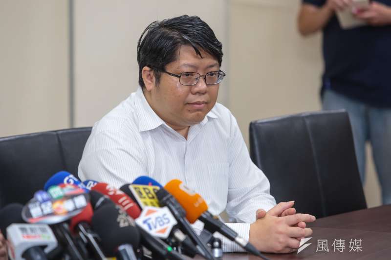 20180518-律師賴中強18日陪同台北農產公司總經理吳音寧,針對送7000公斤蔬果一事召開記者會說明。(顏麟宇攝) 20180518-律師賴中強18日陪同台北農產公司總經理吳音寧,針對送7000公斤蔬果一事召開記者會說明。(顏麟宇攝)
