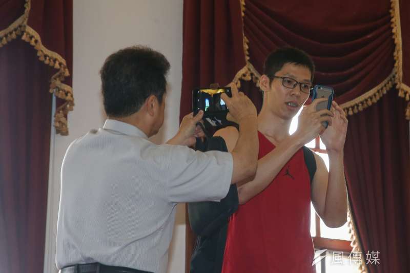 20180520-二二八國家紀念館「從1945-1949年的中國期刊雜誌重新審視二二八與台灣史」講座，QA時，現埸統獨意較強烈的民眾，雙方從發問演變成相互叫囂，結束後，對陣的雙方在大廳繼續叫陣及相互對拍「存証」。（陳明仁攝）