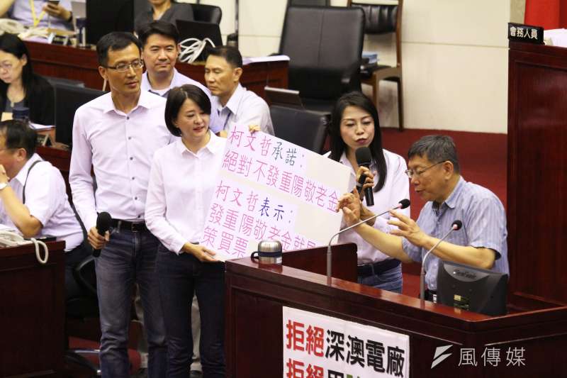 20180524-台北市議會總質詢，國民黨議員吳志剛、王鴻薇、闕玫莎請市長柯文哲對重陽敬敬老金表態。（陳韡誌攝）