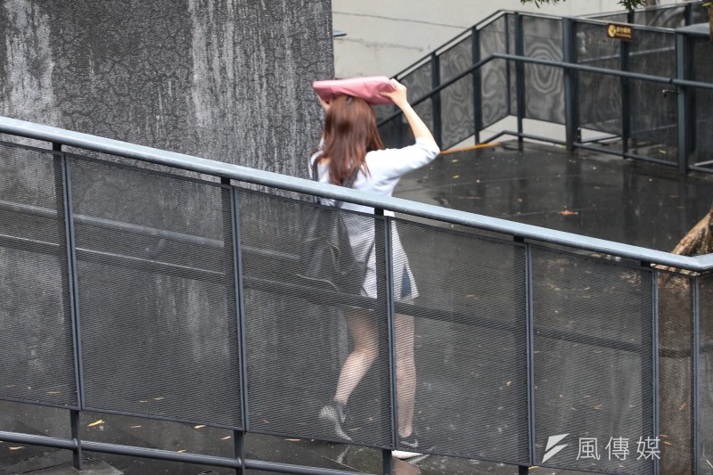 20180529-天氣、下雨、大雨、上班、年輕人、上班族、勞工、職場。(陳明仁攝) 20180529-天氣、下雨、大雨、上班、年輕人、上班族、勞工、職場。(陳明仁攝)