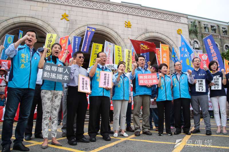 20180613-國民黨團立委費鴻泰、許淑華、賴士葆、林德福、徐臻蔚、陳學聖、盧秀燕、陳宜民等、及守護軍公教警消團結聯盟13日於司法院遞送公教人員釋憲聲請書。(顏麟宇攝)