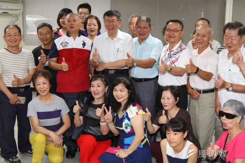 20180618-台北市長柯文哲18日拜訪中山區埤頭里長林銘清，並和里民合影留念。（顏麟宇攝）