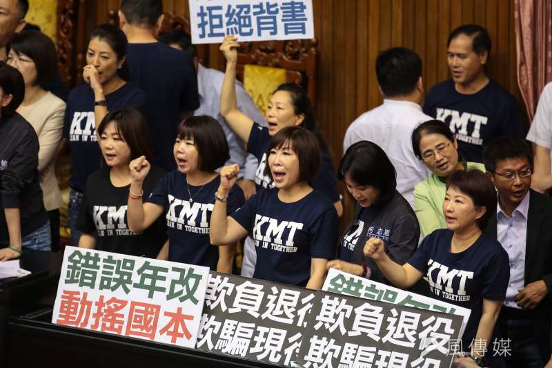 20180620-國民黨團立委呂玉鈴、林麗蟬20日於臨時會審查軍人年改時霸佔主席台,遭民進黨清場。(顏麟宇攝) 20180620-國民黨團立委呂玉鈴、林麗蟬20日於臨時會審查軍人年改時霸佔主席台,遭民進黨清場。(顏麟宇攝)