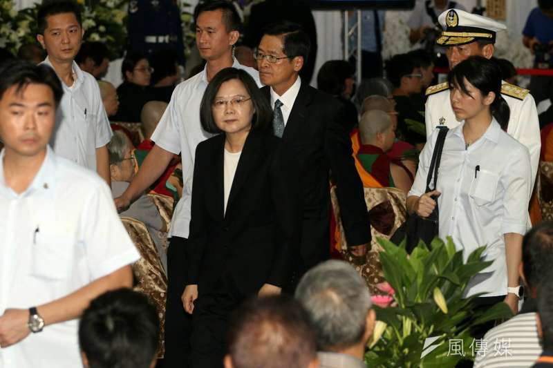 chh空軍今天（21日）上午在空軍花蓮基地，替月前漢光演習中，不幸殉職的空軍飛官吳彥霆舉行公祭典禮，總統蔡英文在國防部長嚴德發陪同下出席，並頒發褒揚令。(蘇仲泓攝).jpg