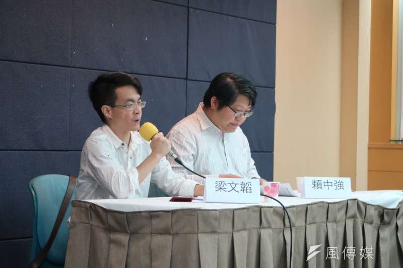 20180701-7月1日是香港主權移交21周年,由「香港公民與政治權利國際監察推動小組」舉行聯席會議。成大政治系教授梁文韜(左一)。(朱冠諭攝) 20180701-7月1日是香港主權移交21周年,由「香港公民與政治權利國際監察推動小組」舉行聯席會議。成大政治系教授梁文韜(左一)。(朱冠諭攝)