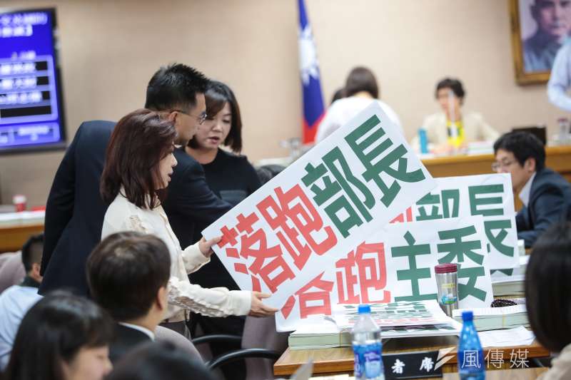 20180703-國民黨立委李彥秀、江啟臣、馬文君3日於立院外交國防委員會舉「落跑部長」抗議標語。(顏麟宇攝) 20180703-國民黨立委李彥秀、江啟臣、馬文君3日於立院外交國防委員會舉「落跑部長」抗議標語。(顏麟宇攝)