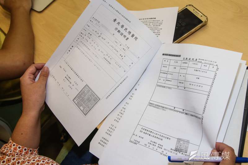 20180718-「讓每個孩子都可以成為自己-從立即停止在校園中的隔離與歧視開始」記者會,會中跨性別學生小雯的長庚醫院的診斷証明書,醫生建議照個案自身性別認同安排住宿。(陳明仁攝) 20180718-「讓每個孩子都可以成為自己-從立即停止在校園中的隔離與歧視開始」記者會,會中跨性別學生小雯的長庚醫院的診斷証明書,醫生建議照個案自身性別認同安排住宿。(陳明仁攝)