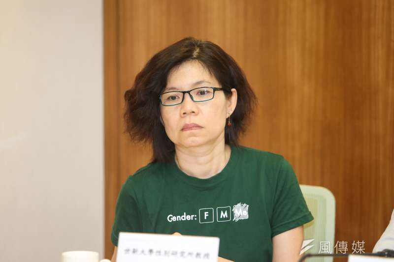世新大學性別研究所教授陳宜倩,出席「讓每個孩子都可以成為自己-從立即停止在校園中的隔離與歧視開始」記者會,會中播放被指涉性騷擾錄音時,跨性別學生小雯先避聽免二次傷害。(陳明仁攝) 世新大學性別研究所教授陳宜倩,出席「讓每個孩子都可以成為自己-從立即停止在校園中的隔離與歧視開始」記者會,會中播放被指涉性騷擾錄音時,跨性別學生小雯先避聽免二次傷害。(陳明仁攝)