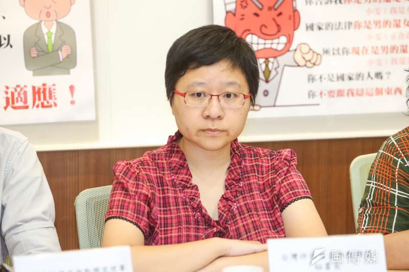 台灣伴侶權益推動聯盟秘書長簡至潔，出席「讓每個孩子都可以成為自己-從立即停止在校園中的隔離與歧視開始」記者會，會中播放被指涉性騷擾錄音時，跨性別學生小雯先避聽免二次傷害。（陳明仁攝）