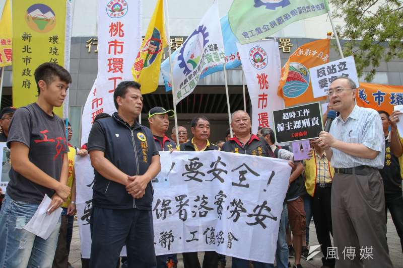 20180807-環保工聯「反站立!要安全!要求環保署落實勞安規範,聲援嘉義工傷隊員」行動,環保署督察總隊副總隊長姜祖農(中右)接受環保工聯理事長蘇家源(中左)陳情。(陳明仁攝) 20180807-環保工聯「反站立!要安全!要求環保署落實勞安規範,聲援嘉義工傷隊員」行動,環保署督察總隊副總隊長姜祖農(中右)接受環保工聯理事長蘇家源(中左)陳情。(陳明仁攝)