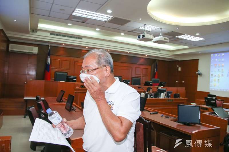 20180808-纏訟32年蘇炳坤案再審,高等法院今日宣判無罪,判後,蘇炳坤擦著淚水步出法庭。(陳明仁攝) 20180808-纏訟32年蘇炳坤案再審,高等法院今日宣判無罪,判後,蘇炳坤擦著淚水步出法庭。(陳明仁攝)