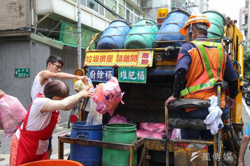 20180817-專題配圖-清潔隊員垃圾車「反站立」訴求，行進時在垃圾車後斗的困境。新北市垃圾車收運現況。（陳明仁攝）