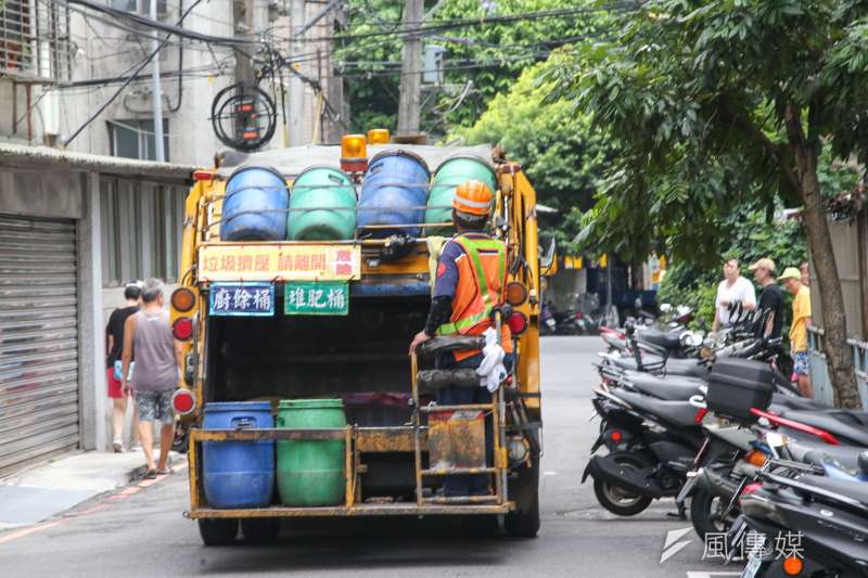 20180817-專題配圖-清潔隊員垃圾車「反站立」訴求，行進時在垃圾車後斗的困境。新北市垃圾車收運現況。（陳明仁攝）