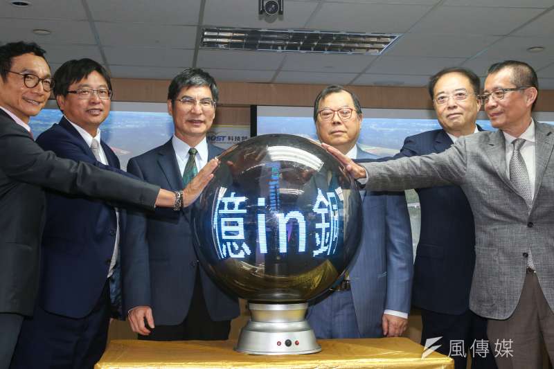 20180827-科技部27日召開記者會,宣布力晶半導體2780億元投資案,確定落腳苗栗銅鑼園區。科技部長陳良基(左3)出席。(陳明仁攝) 20180827-科技部27日召開記者會,宣布力晶半導體2780億元投資案,確定落腳苗栗銅鑼園區。科技部長陳良基(左3)出席。(陳明仁攝)
