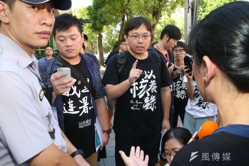 20180913-最後一批二萬三仟多份以核養綠公投連署書遞送,為了收件截止日和中選會起爭議,發起人黃士修(右)、廖彥朋(左)和中選會官員在警方戒護下,雙方爭論不休。(陳明仁攝) 20180913-最後一批二萬三仟多份以核養綠公投連署書遞送,為了收件截止日和中選會起爭議,發起人黃士修(右)、廖彥朋(左)和中選會官員在警方戒護下,雙方爭論不休。(陳明仁攝)