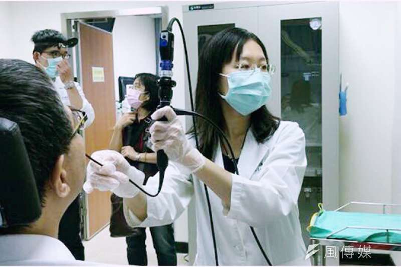 耳鼻喉部主治醫師林逸筑提醒，若嗓音沙啞持續兩週以上，又有抽菸喝酒習慣的民眾應儘速至耳鼻喉科檢查。（圖／徐炳文攝）