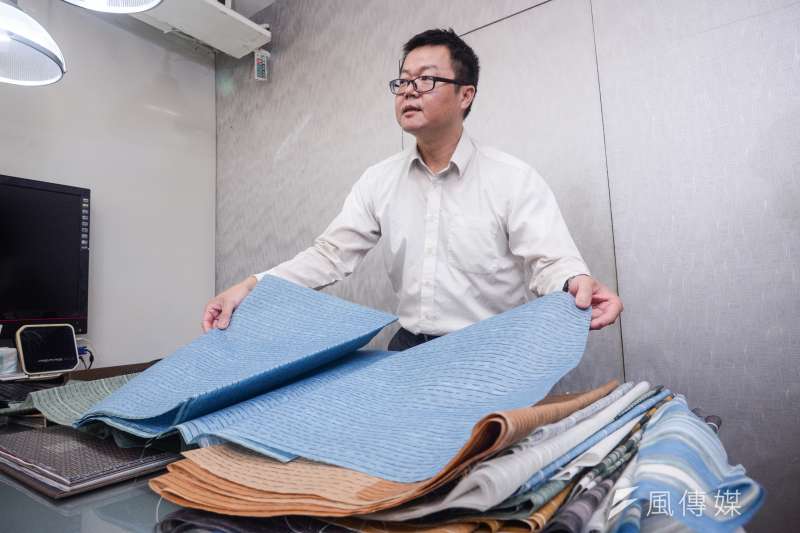 20180928-敦閣織品專訪,敦閣織品經理蔡政穎展示窗簾材料。(甘岱民攝) 20180928-敦閣織品專訪,敦閣織品經理蔡政穎展示窗簾材料。(甘岱民攝)