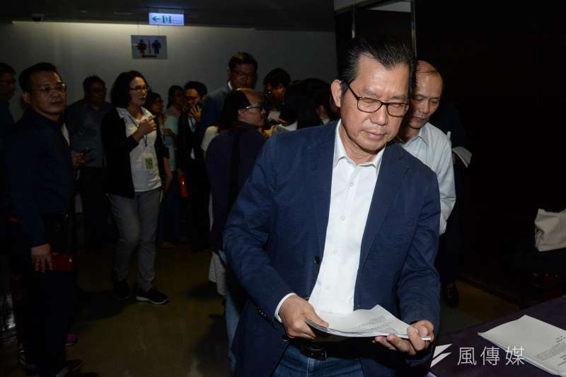 20181008-中油觀塘案環評大會,會議結束後,環保署長李應元快步離開會議室。(甘岱民攝) 20181008-中油觀塘案環評大會,會議結束後,環保署長李應元快步離開會議室。(甘岱民攝)