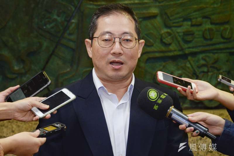 20181011-全國農田水利會提出陳情,反對農田水利法草案,行政院農委會農田水利處副處長陳衍源出面回應。(甘岱民攝) 20181011-全國農田水利會提出陳情,反對農田水利法草案,行政院農委會農田水利處副處長陳衍源出面回應。(甘岱民攝)
