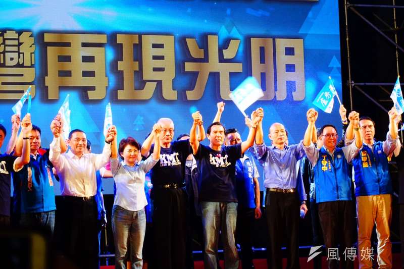 國民黨六都市長參選人丁守中、侯友宜、陳學聖、盧秀燕、高思博、韓國瑜14日晚上在台中首度「合體」造勢,前總統馬英九、國民黨主席吳敦義、前立法院長王金平等藍營巨頭同台,上萬名支持者到場力挺,凝聚「決戰中台灣」氣勢。(羅暐智攝).jpg 國民黨六都市長參選人丁守中、侯友宜、陳學聖、盧秀燕、高思博、韓國瑜14日晚上在台中首度「合體」造勢,前總統馬英九、國民黨主席吳敦義、前立法院長王金平等藍營巨頭同台,上萬名支持者到場力挺,凝聚「決戰中台灣」氣勢。(羅暐智攝).jpg