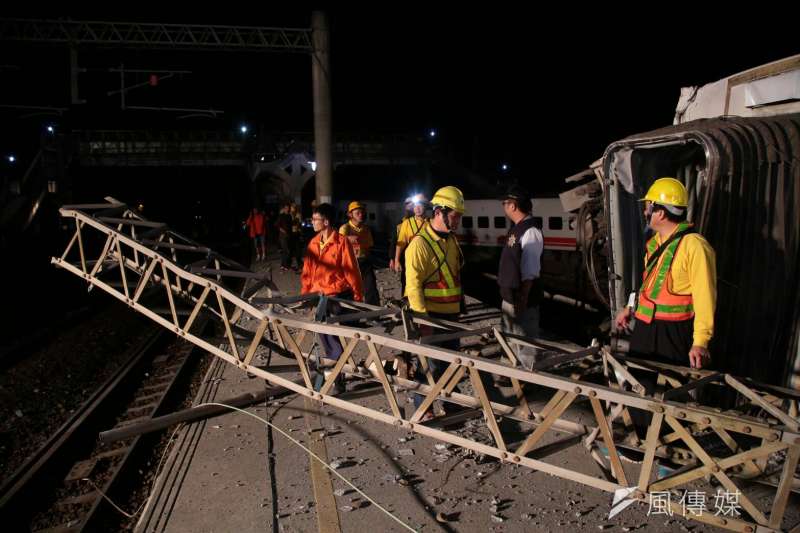 2018年10月21日，台鐵普悠瑪列車在北迴鐵路蘇澳鎮新馬車站發生翻覆，造成重大傷亡（顏麟宇攝）