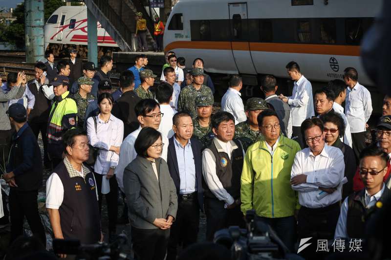 20181022-台鐵普悠瑪列車在北迴鐵路蘇澳鎮新馬車站發生翻覆，造成重大傷亡，總統蔡英文於22日上午前往當地勘災。（陳品佑攝）