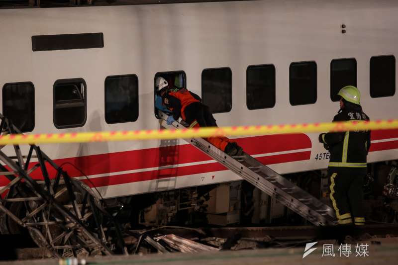 20181021-台鐵普悠瑪翻車事故,宜蘭蘇澳新馬車站,救難人員正在搜尋是否還有傷患。(顏麟宇攝) 20181021-台鐵普悠瑪翻車事故,宜蘭蘇澳新馬車站,救難人員正在搜尋是否還有傷患。(顏麟宇攝)