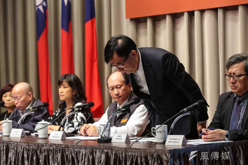 20181025-交通部長吳宏謀25日出席行政院會會後記者會,針對普悠瑪翻車事故鞠躬道歉。(顏麟宇攝) 20181025-交通部長吳宏謀25日出席行政院會會後記者會,針對普悠瑪翻車事故鞠躬道歉。(顏麟宇攝)