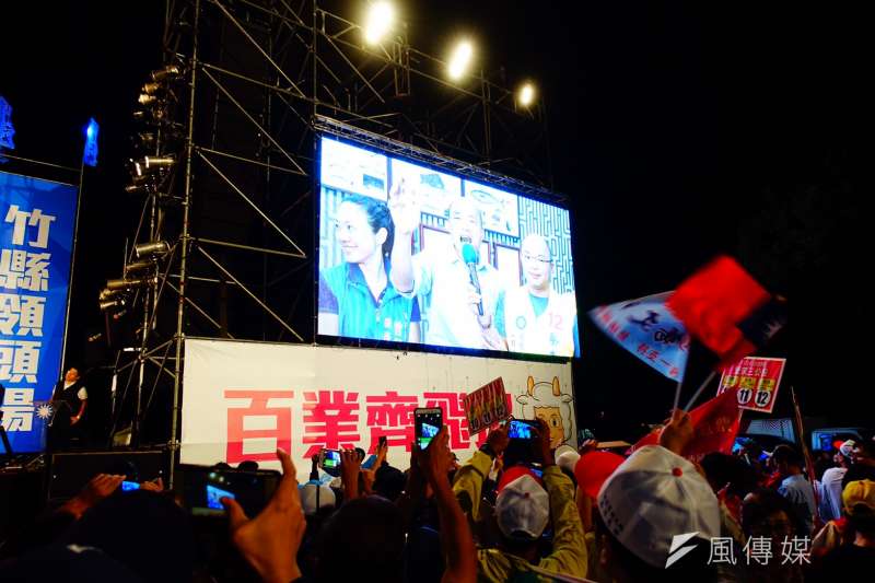20181104_國民黨傍晚在新竹縣竹北市舉辦「桃竹竹苗大會師」,韓國瑜人在高雄透過視訊替活動加持,支持者在電視牆下捕捉韓國瑜連線畫面。(羅暐智攝) 20181104_國民黨傍晚在新竹縣竹北市舉辦「桃竹竹苗大會師」,韓國瑜人在高雄透過視訊替活動加持,支持者在電視牆下捕捉韓國瑜連線畫面。(羅暐智攝)