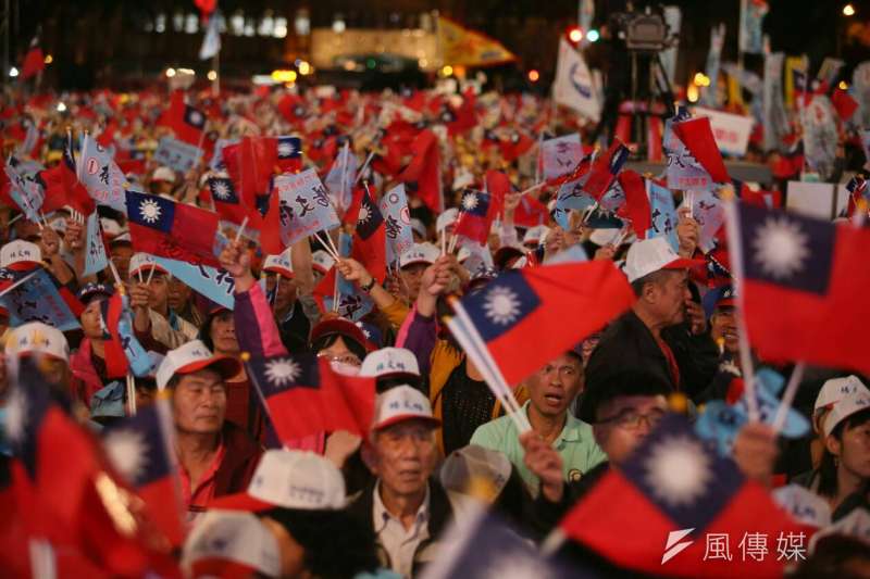 20181104_國民黨傍晚舉辦「桃竹竹苗大會師」,這場大造勢活動選在新竹縣,並非選在直轄市的桃園,可見國民黨全力守住新竹縣。圖為支持新竹縣候選人楊文科民眾搖旗吶喊。(新新聞柯承惠攝) 20181104_國民黨傍晚舉辦「桃竹竹苗大會師」,這場大造勢活動選在新竹縣,並非選在直轄市的桃園,可見國民黨全力守住新竹縣。圖為支持新竹縣候選人楊文科民眾搖旗吶喊。(新新聞柯承惠攝)