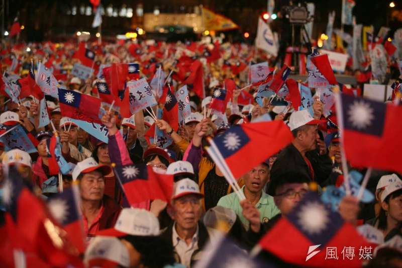 20181104_國民黨傍晚舉辦「桃竹竹苗大會師」，這場大造勢活動選在新竹縣，並非選在直轄市的桃園，可見國民黨全力守住新竹縣。圖為支持新竹縣候選人楊文科民眾搖旗吶喊。（新新聞柯承惠攝）