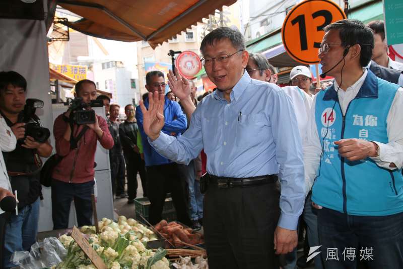 20181120-台北市長柯文哲20日在市議員候選人陳政忠陪同下，至士林市場掃街拜票。（顏麟宇攝）