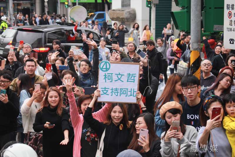 20181123-台北市長柯文哲23日下午由南港出發，前進東區拉票，選前之夜前持續車隊掃街，許多熱情支持者手持標語，表達力挺。（方炳超攝）