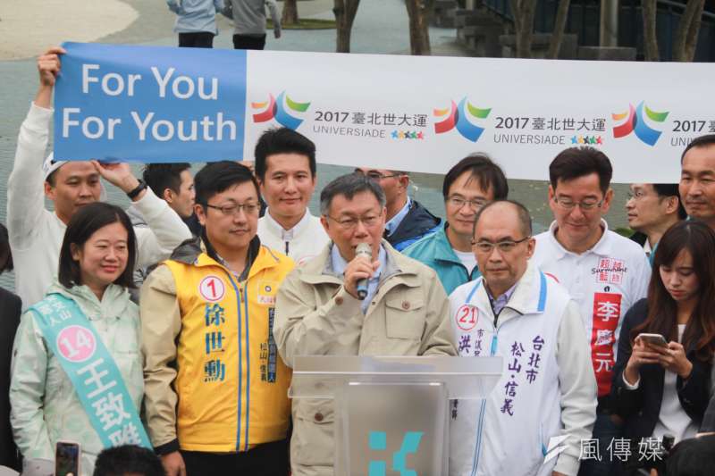 20181123-台北市長柯文哲23日下午由南港出發,前進東區拉票,選前之夜前持續車隊掃街,也在經過台北田徑場時發表短暫演說。(方炳超攝) 20181123-台北市長柯文哲23日下午由南港出發,前進東區拉票,選前之夜前持續車隊掃街,也在經過台北田徑場時發表短暫演說。(方炳超攝)