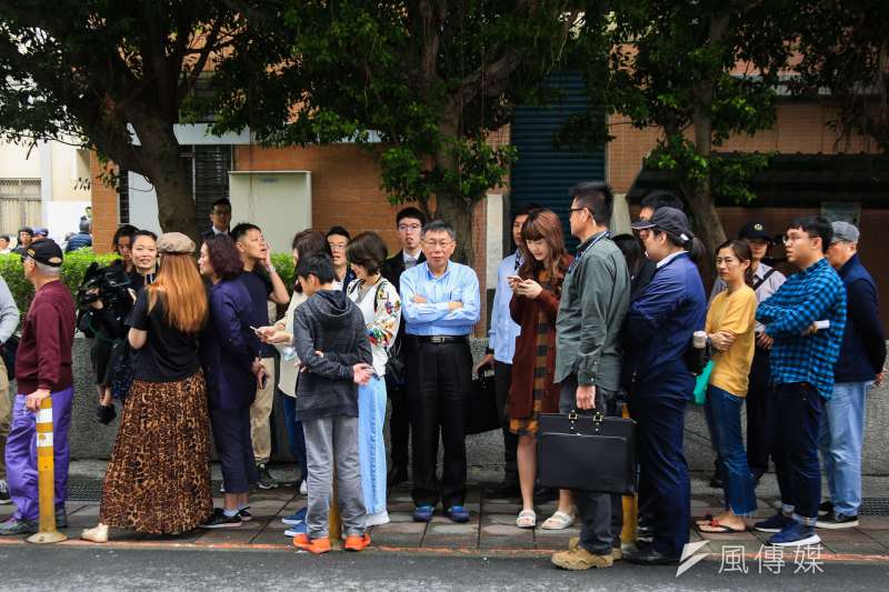 20181124-台北市長柯文哲24日至台北市立圖書館啟明分館1樓投票。(簡必丞攝) 20181124-台北市長柯文哲24日至台北市立圖書館啟明分館1樓投票。(簡必丞攝)