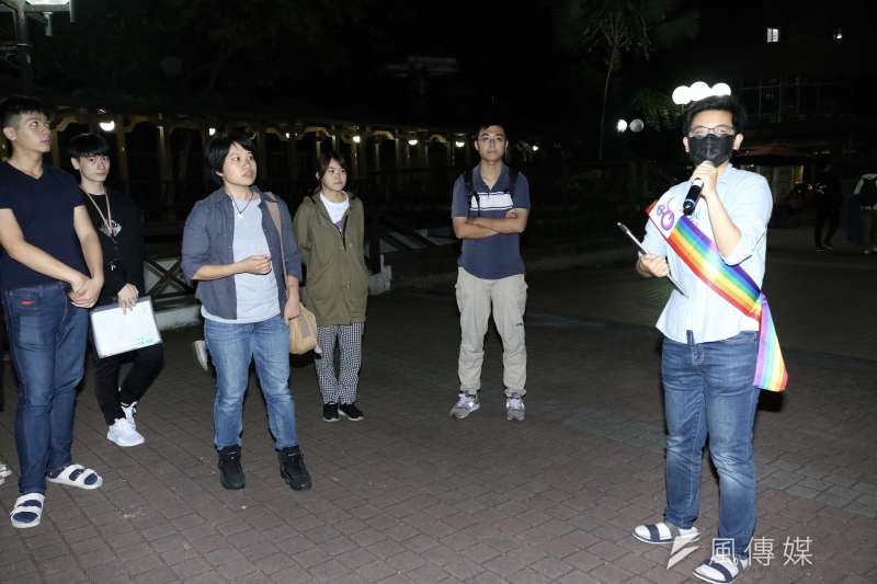20181203-世新校方要求撤除「舍我樓」外牆的彩虹旗,學生討論後續處理方式。(朱冠諭攝) 20181203-世新校方要求撤除「舍我樓」外牆的彩虹旗,學生討論後續處理方式。(朱冠諭攝)