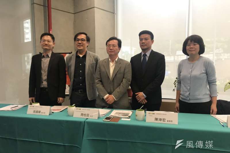 台大風險社會與政策研究中心5日公布一項針對國人能源轉型感知度的調查。左至右：環境法律人協會理事長張譽尹、台大國發所副教授張國暉、台大風險中心主任周桂田、天太能源董事長陳坤宏、台大法律系教授張文貞。（廖羿雯攝）