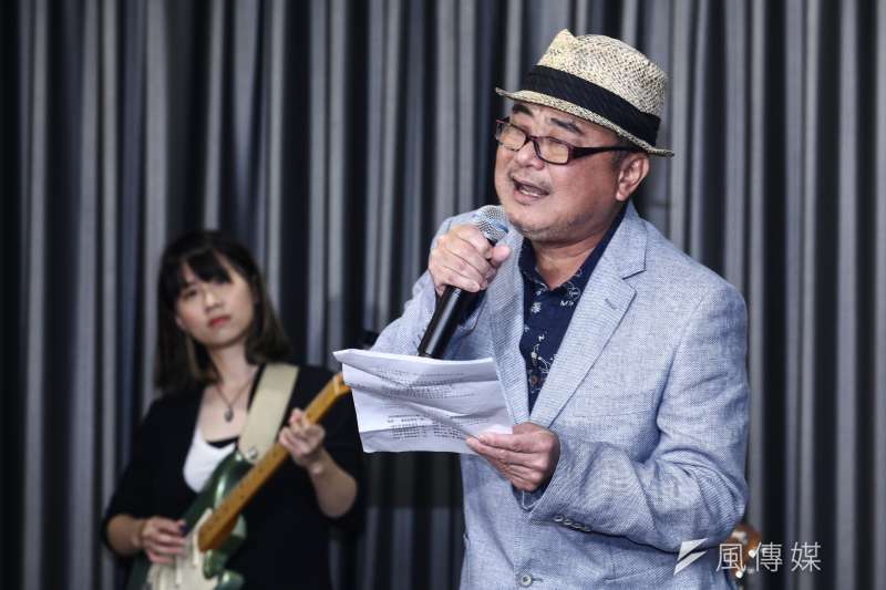 20181210-施明德回憶錄發表會。圖為陳昇現場表演。(蔡親傑攝) 20181210-施明德回憶錄發表會。圖為陳昇現場表演。(蔡親傑攝)