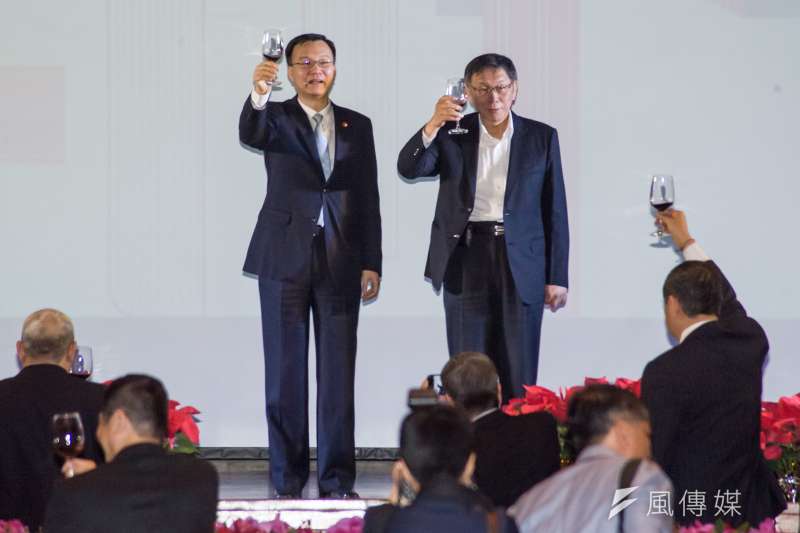 20181219-雙城論壇晚宴,台北市長柯文哲與上海副市長周波向台下敬酒。(甘岱民攝) 20181219-雙城論壇晚宴,台北市長柯文哲與上海副市長周波向台下敬酒。(甘岱民攝)
