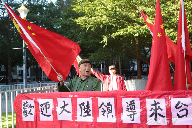 20181220-台北上海雙城論壇20日於晶華酒店舉行,統派於場外揮舞五星旗高歌。(顏麟宇攝) 20181220-台北上海雙城論壇20日於晶華酒店舉行,統派於場外揮舞五星旗高歌。(顏麟宇攝)