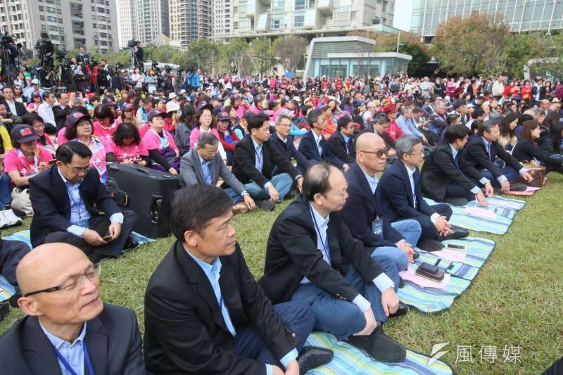 20181225-台中市長盧秀燕25日於台中市政府與議會之間的戶外市政園道草坪上舉行就職交接典禮。(新新聞柯承惠攝) 20181225-台中市長盧秀燕25日於台中市政府與議會之間的戶外市政園道草坪上舉行就職交接典禮。(新新聞柯承惠攝)