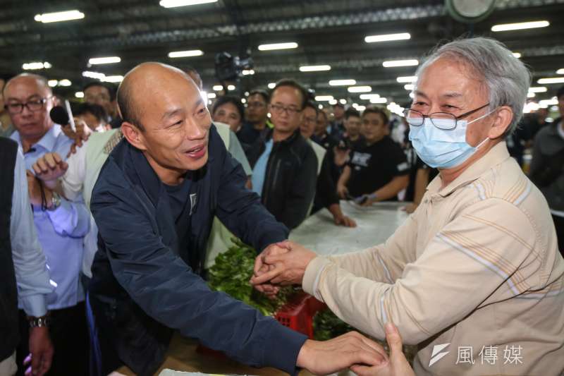 20181226-高雄市長韓國瑜26日至高雄市十全果菜市場，向攤商致意打氣。（顏麟宇攝）