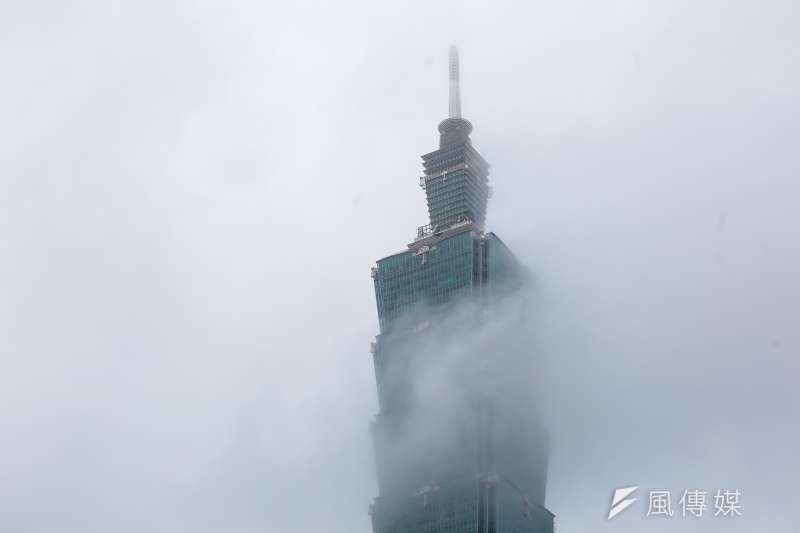 20181231-中央氣象局預報31日受東北季風及南方雲系北移影響，北部、東北部降雨持續，各地天氣仍涼，跨年夜還須留意保暖。（顏麟宇攝）