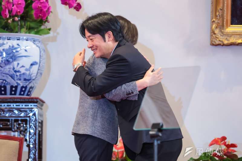 20190111-總統蔡英文11日召開記者會公布新任行政院長人選,卸任行政院長賴清德致詞後與總統蔡英文握手擁抱。(顏麟宇攝) 20190111-總統蔡英文11日召開記者會公布新任行政院長人選,卸任行政院長賴清德致詞後與總統蔡英文握手擁抱。(顏麟宇攝)