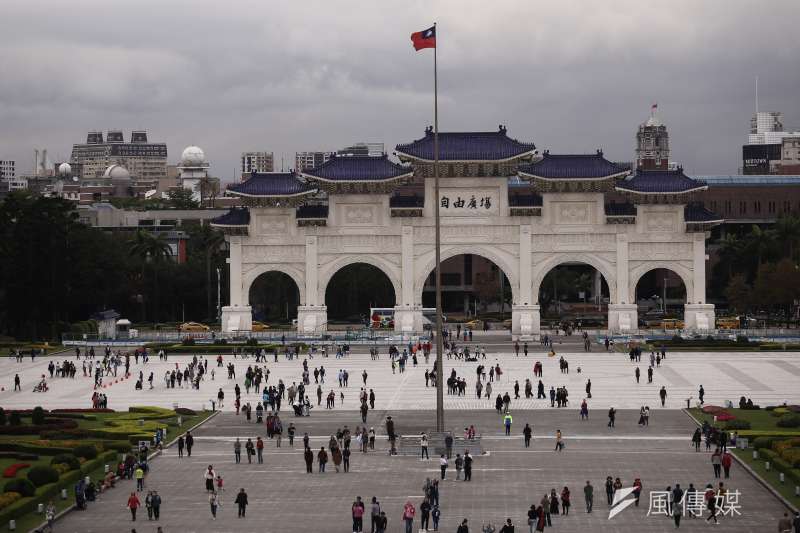 20190112-促進轉型正義委員會「解讀威權密碼:中正紀念堂的前世今生」活動,銅像與中正紀念堂配圖。(陳品佑攝) 20190112-促進轉型正義委員會「解讀威權密碼:中正紀念堂的前世今生」活動,銅像與中正紀念堂配圖。(陳品佑攝)