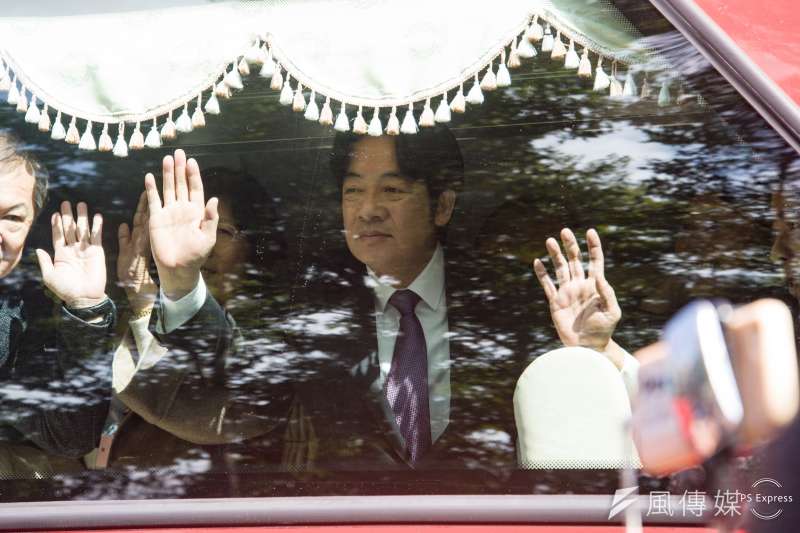 s行政院長賴清德今(14)日正式將閣揆印信交給新任院長蘇貞昌。(甘岱民攝).jpg s行政院長賴清德今(14)日正式將閣揆印信交給新任院長蘇貞昌。(甘岱民攝).jpg
